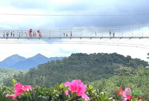 Tourists on the glass bridge in Da Lat during the first day of opening, August 19, 2023